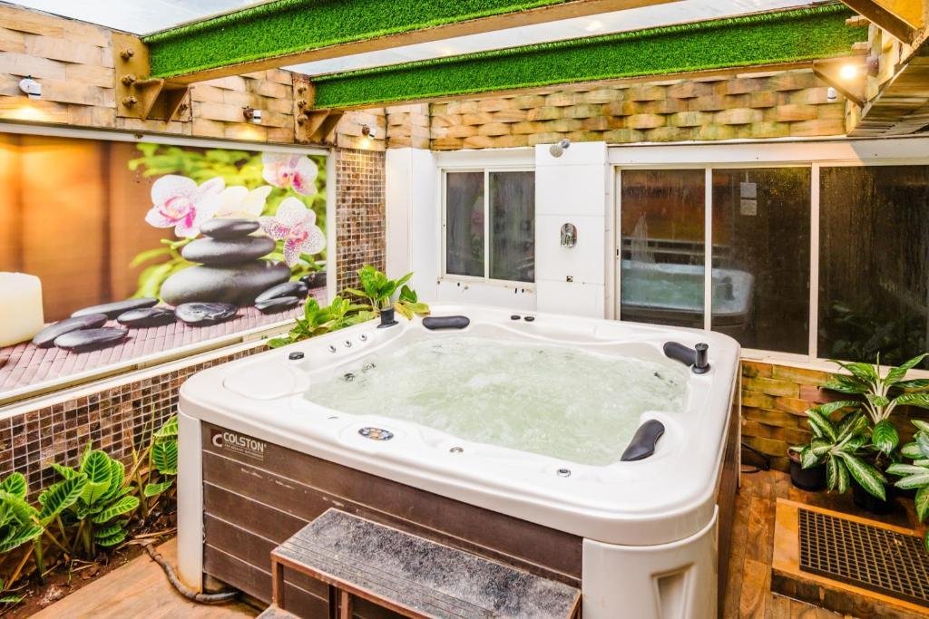 Moonstone Meadows Suite By Alaya Stays With Shared Poo x Solis Nature