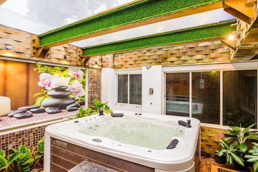 Moonstone Meadows Suite By Alaya Stays With Shared Poo x Solis Nature