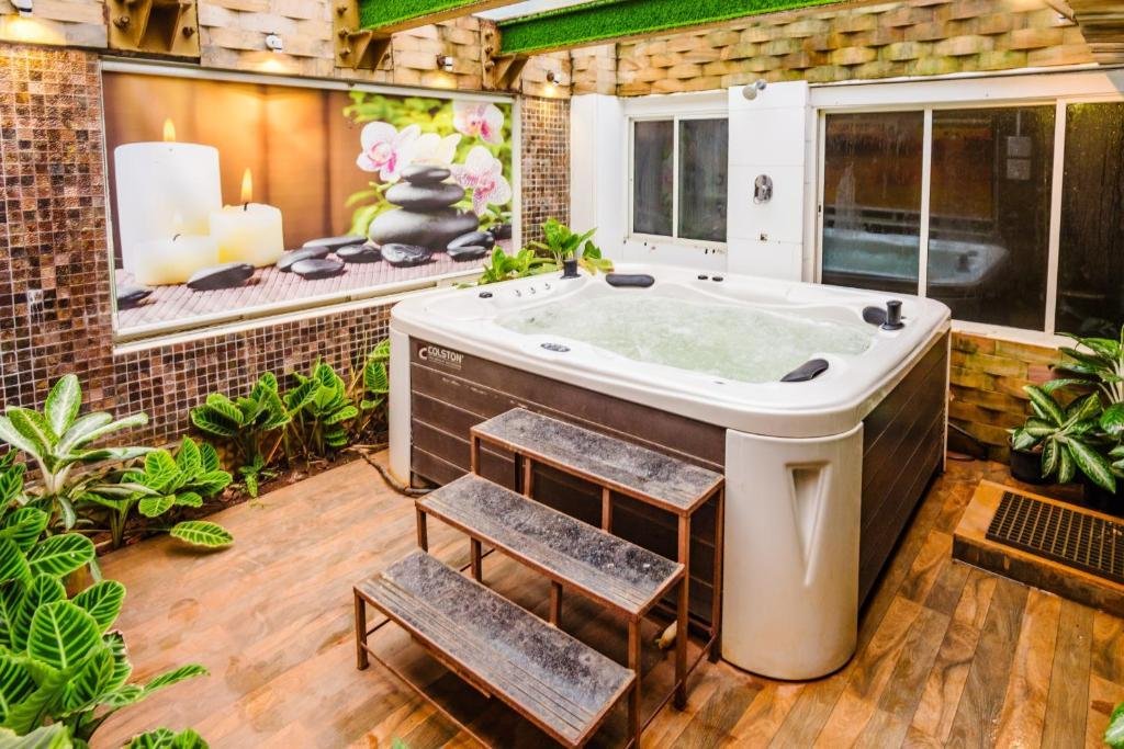 Moonstone Meadows Suite By Alaya Stays With Shared Poo x Solis Nature