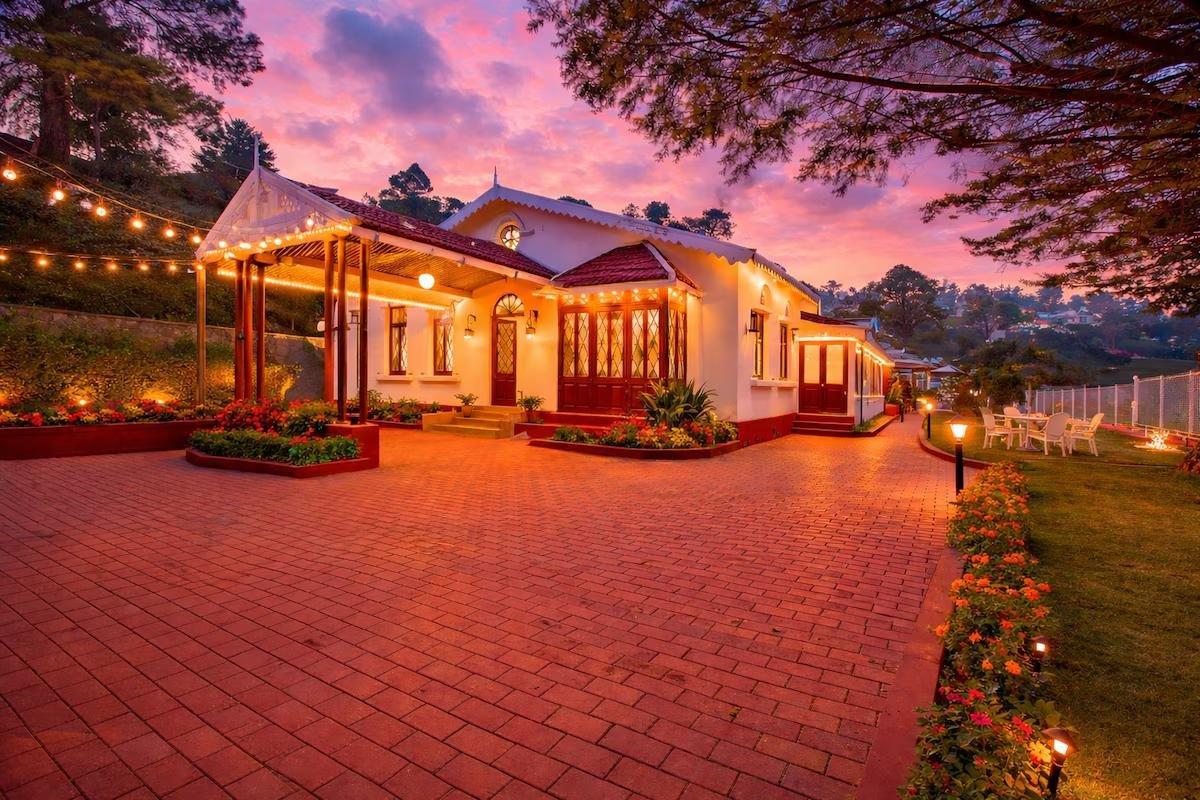 Premium Heritage Room in a Bungalow near Ooty Town x Solis Nature