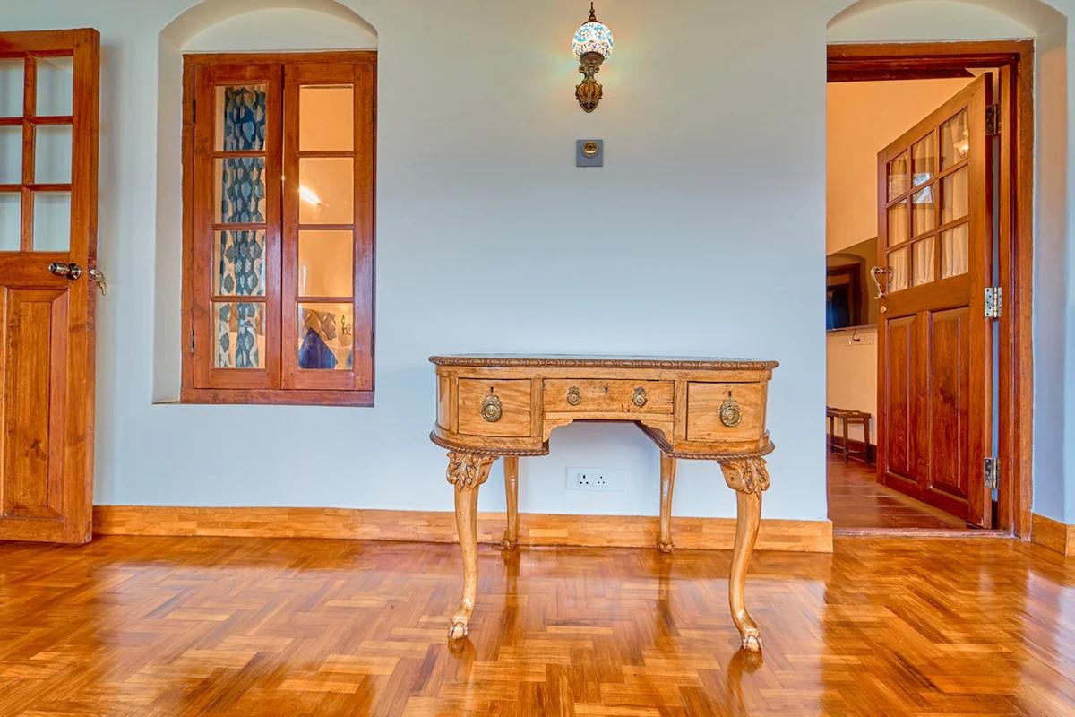 Premium Heritage Room in a Bungalow near Ooty Town x Solis Nature