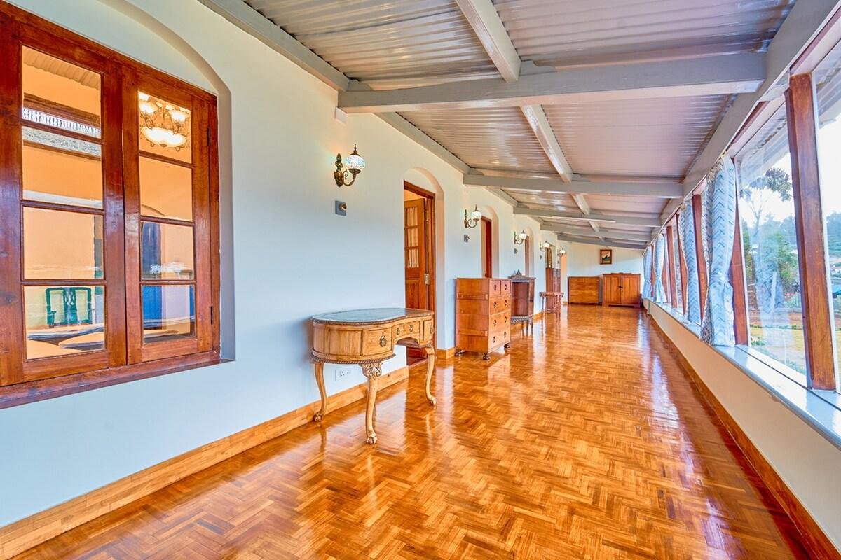 Premium Heritage Room in a Bungalow near Ooty Town x Solis Nature