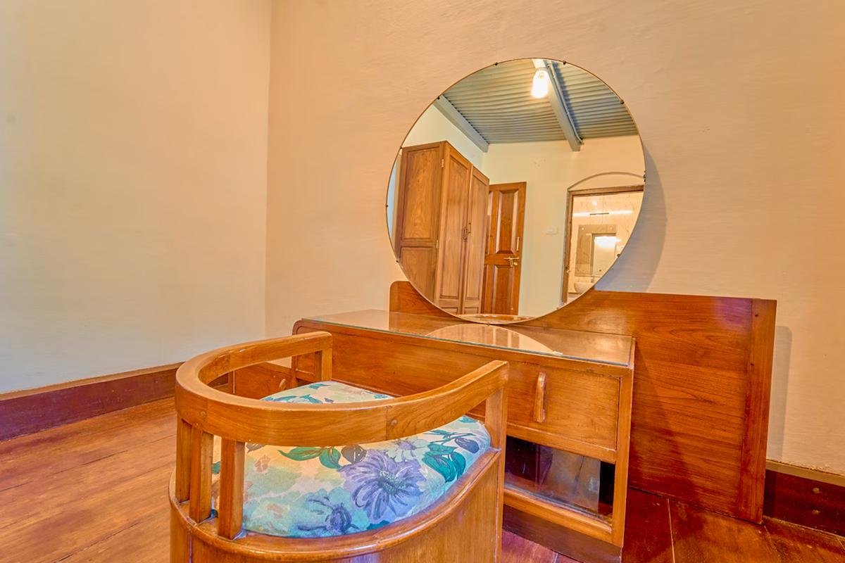 Premium Heritage Room in a Bungalow near Ooty Town x Solis Nature