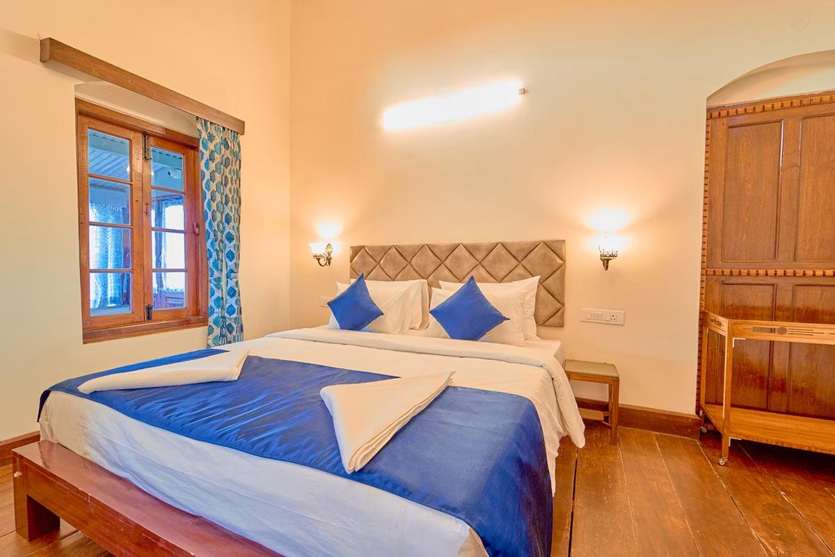 Premium Heritage Room in a Bungalow near Ooty Town x Solis Nature