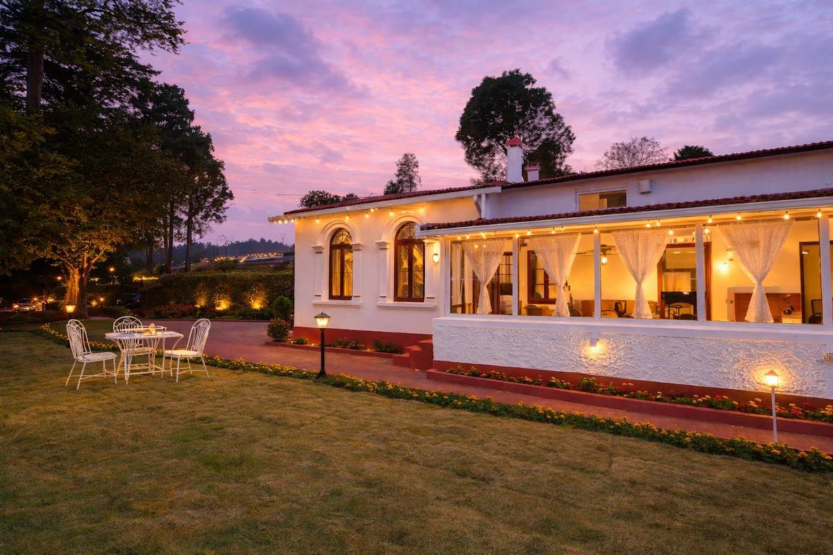 Premium Heritage Room in a Bungalow near Ooty Town x Solis Nature