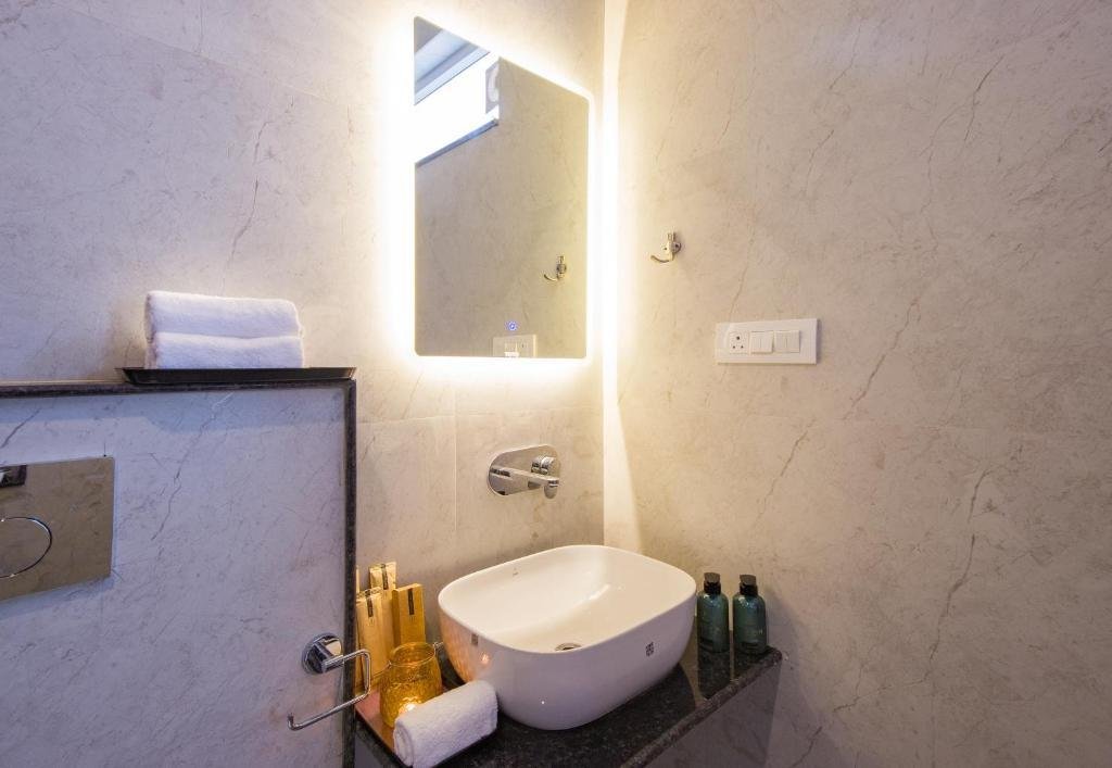 ELIVAAS Twin Chalets 4 BHK Escape with Valley-facing L x Solis Nature