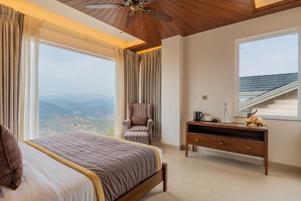 ELIVAAS 4 BHK with Pvt Pool - Cloud 7 x Solis Nature
