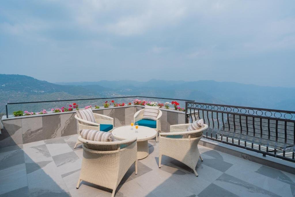 ELIVAAS 4 BHK with Pvt Pool - Cloud 7 x Solis Nature