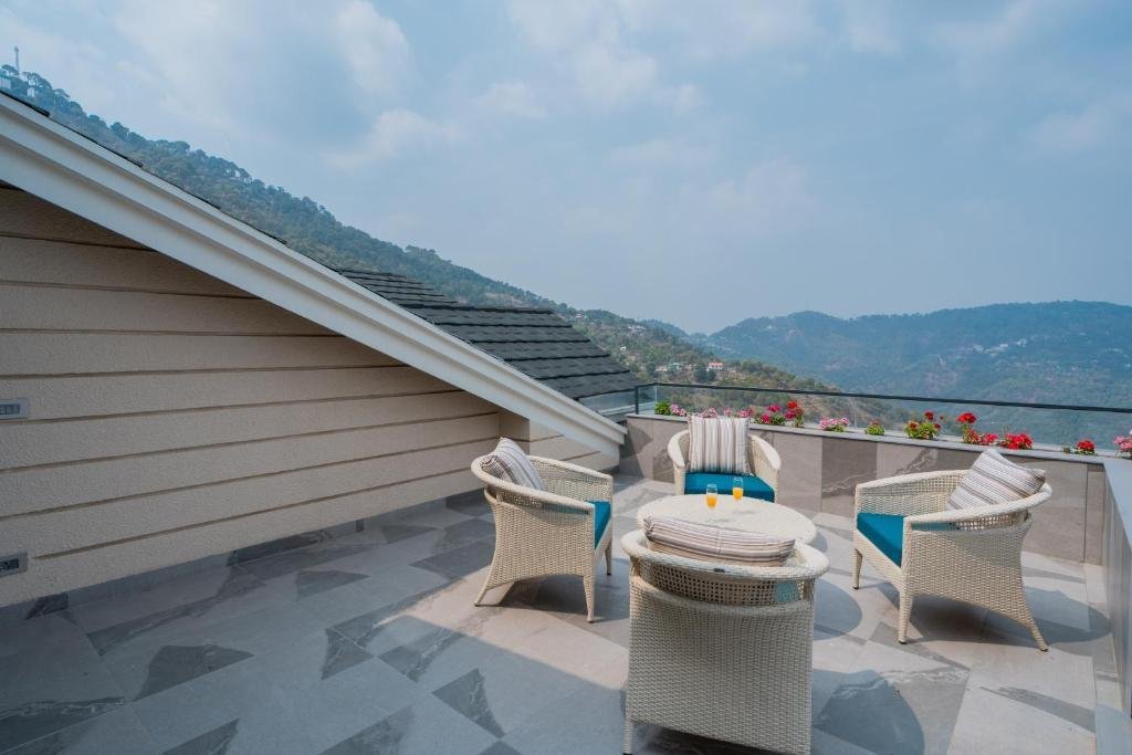 ELIVAAS 4 BHK with Pvt Pool - Cloud 7 x Solis Nature