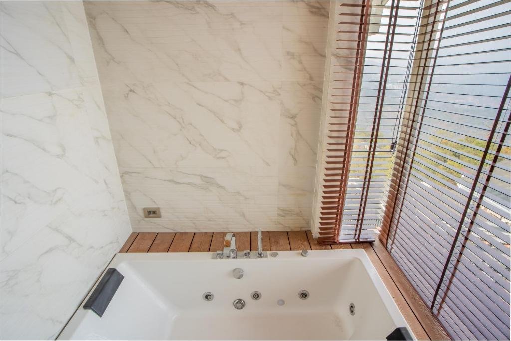 ELIVAAS 4 BHK with Pvt Pool - Cloud 7 x Solis Nature