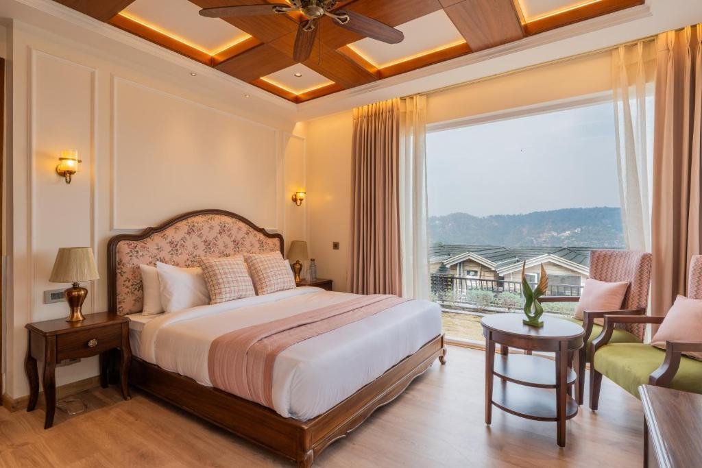 ELIVAAS 4 BHK with Pvt Pool - Cloud 7 x Solis Nature