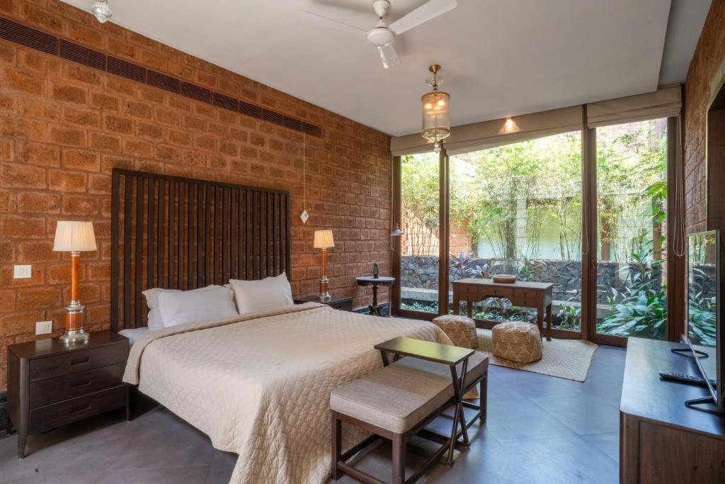 ELIVAAS The Glass Villa - An ultra-luxurious 4-BHK vil x Solis Nature