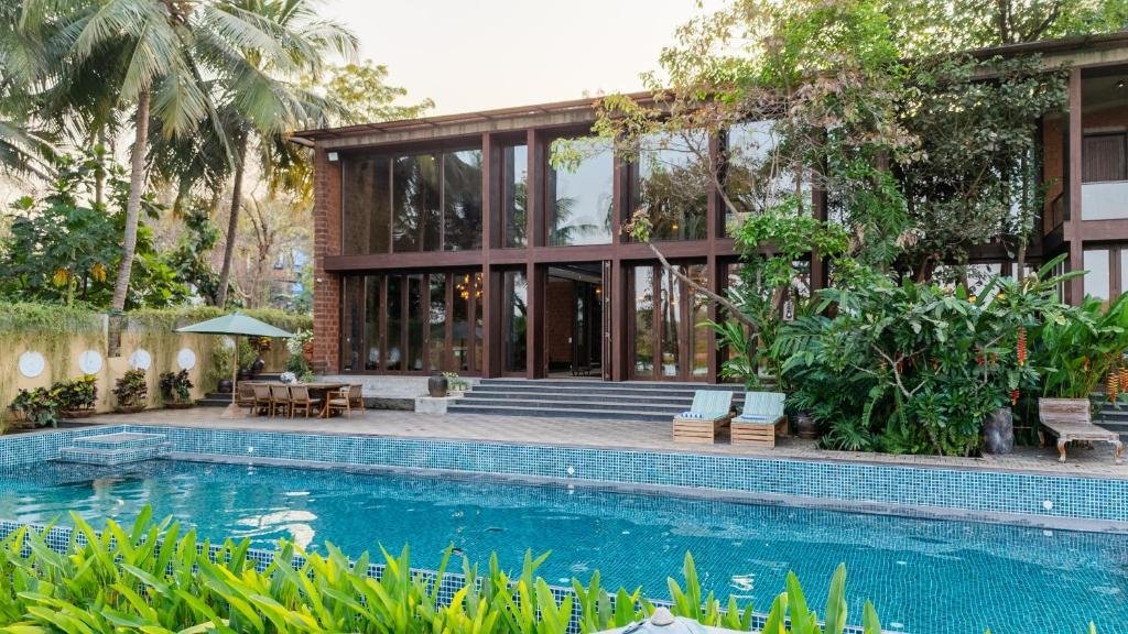ELIVAAS The Glass Villa - An ultra-luxurious 4-BHK vil x Solis Nature