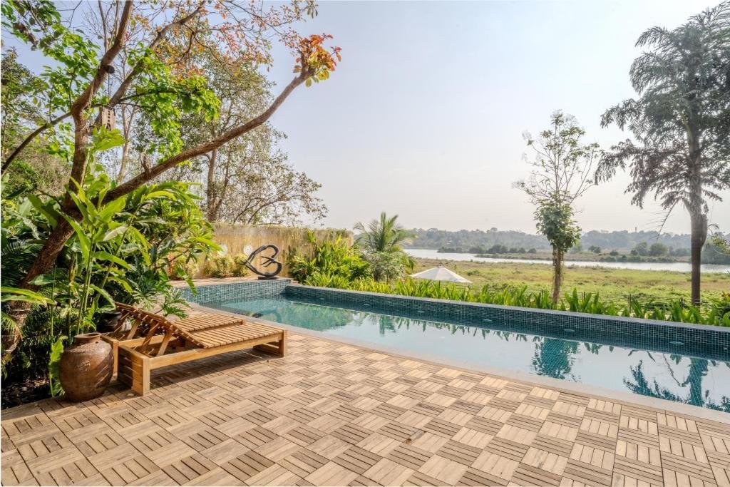 ELIVAAS The Glass Villa - An ultra-luxurious 4-BHK vil x Solis Nature