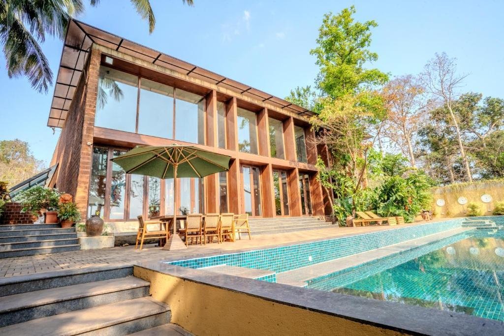ELIVAAS The Glass Villa - An ultra-luxurious 4-BHK vil x Solis Nature