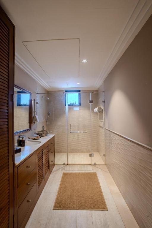 ELIVAAS The Glass Villa - An ultra-luxurious 4-BHK vil x Solis Nature