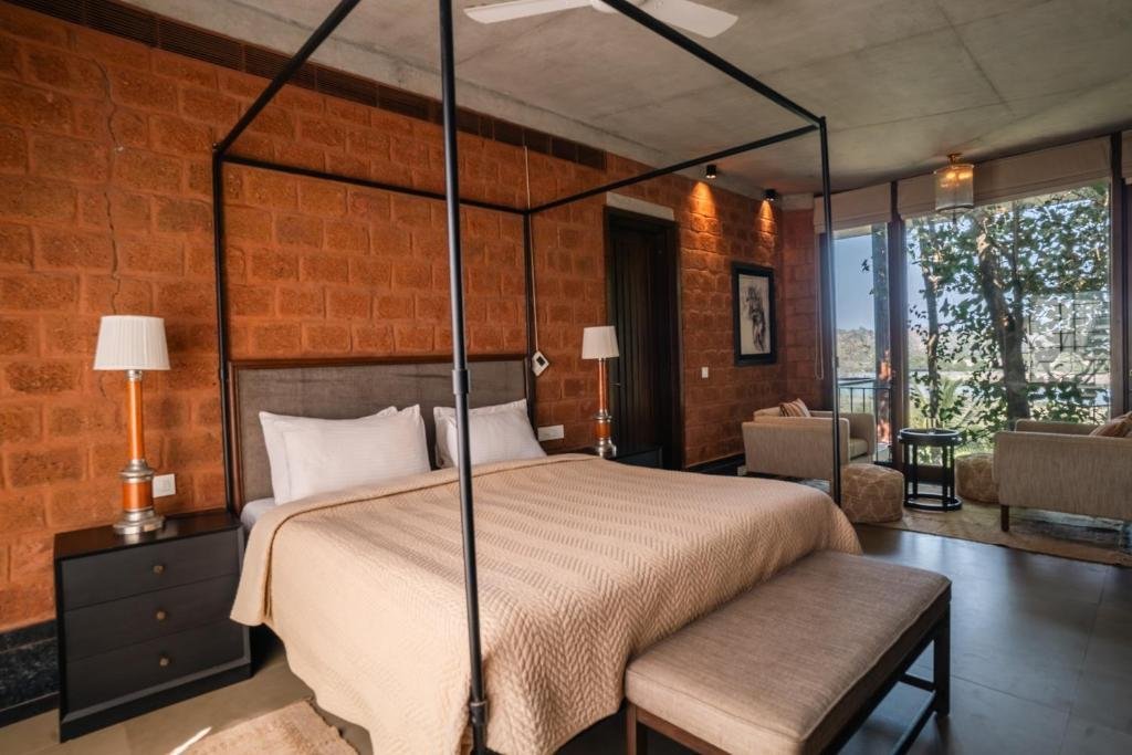 ELIVAAS The Glass Villa - An ultra-luxurious 4-BHK vil x Solis Nature