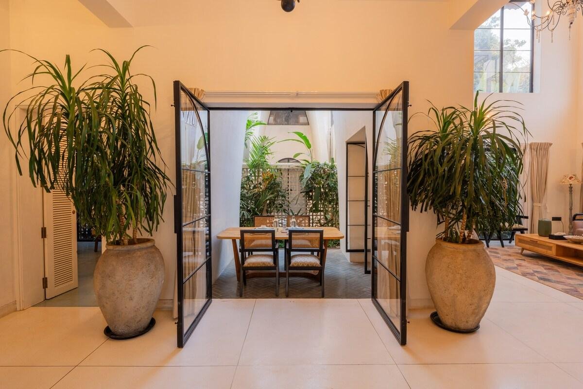 The Luxe 2 bhk Villa: Pvt Pool, breakfast & Beach x Solis Nature