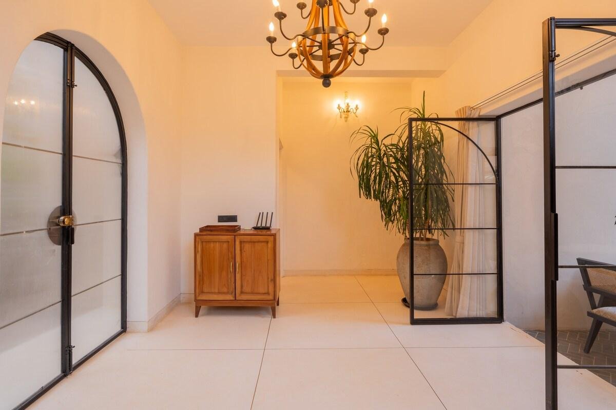 The Luxe 2 bhk Villa: Pvt Pool, breakfast & Beach x Solis Nature