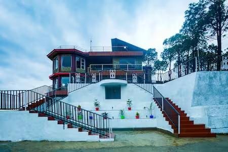 Panoramic Peaks: Hillside Retreat with Balcony x Solis Nature