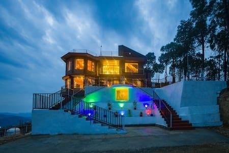 Panoramic Peaks: Hillside Retreat with Balcony x Solis Nature