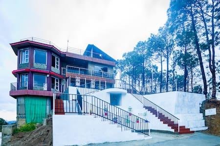 Panoramic Peaks: Hillside Retreat with Balcony x Solis Nature