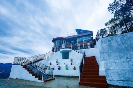 Panoramic Peaks: Hillside Retreat with Balcony x Solis Nature
