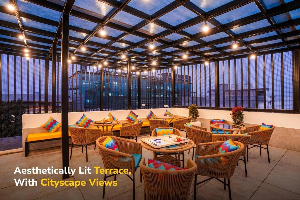 goSTOPS Gurugram, Baani Square PLUS - Private Rooms x Solis Nature