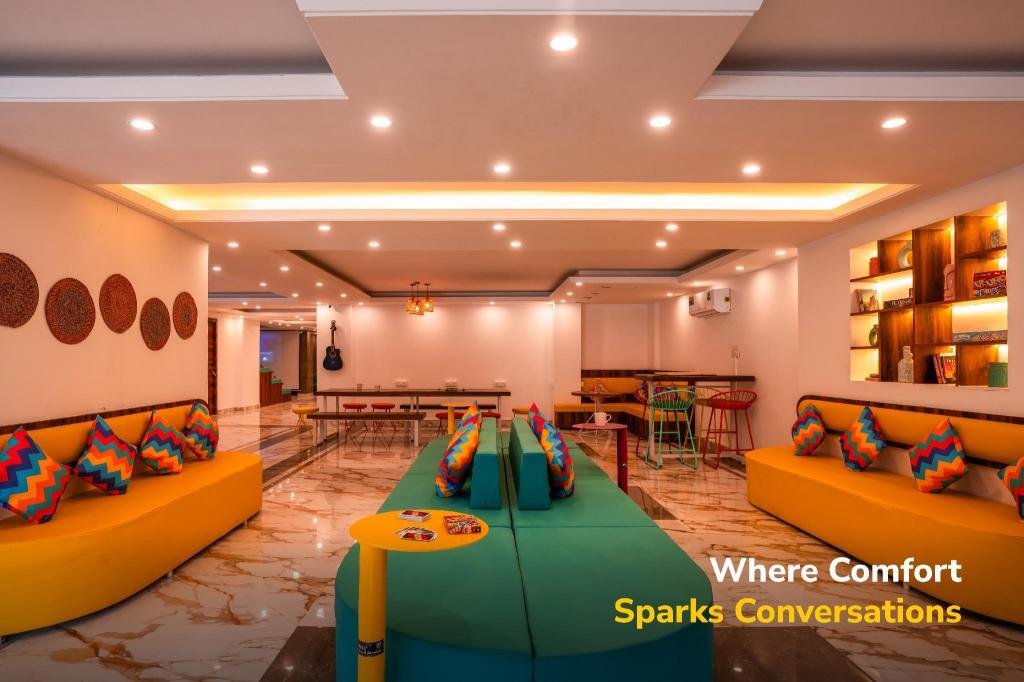 goSTOPS Gurugram, Baani Square PLUS - Private Rooms x Solis Nature