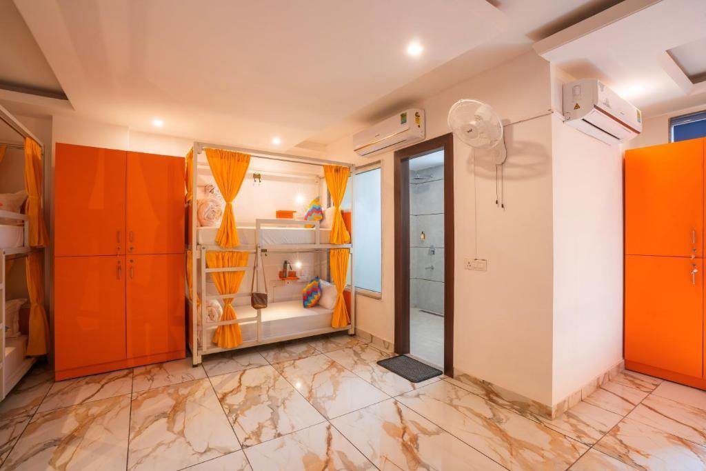 goSTOPS Gurugram, Baani Square PLUS - Private Rooms x Solis Nature