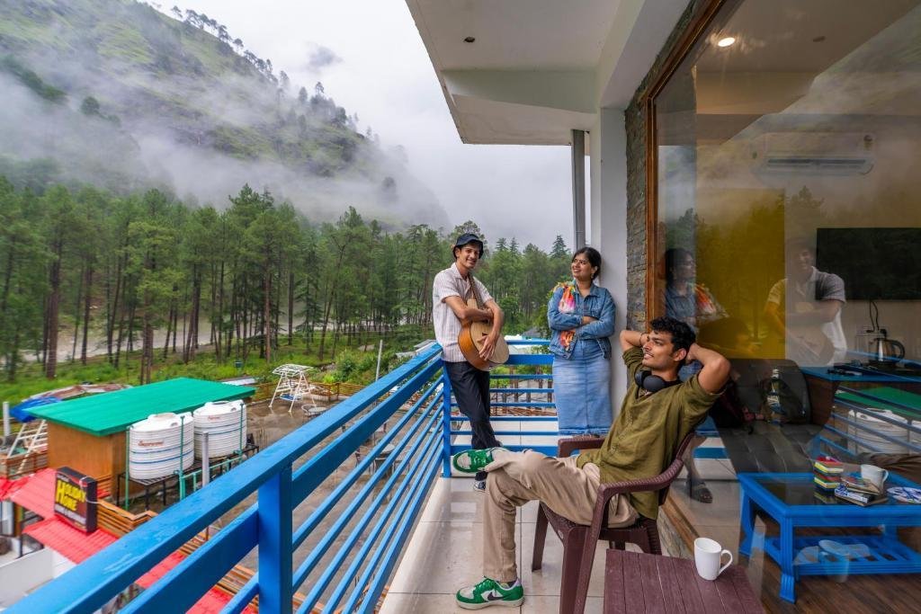 goSTOPS Kasol PLUS, Manikaran Road - Private Rooms & D x Solis Nature