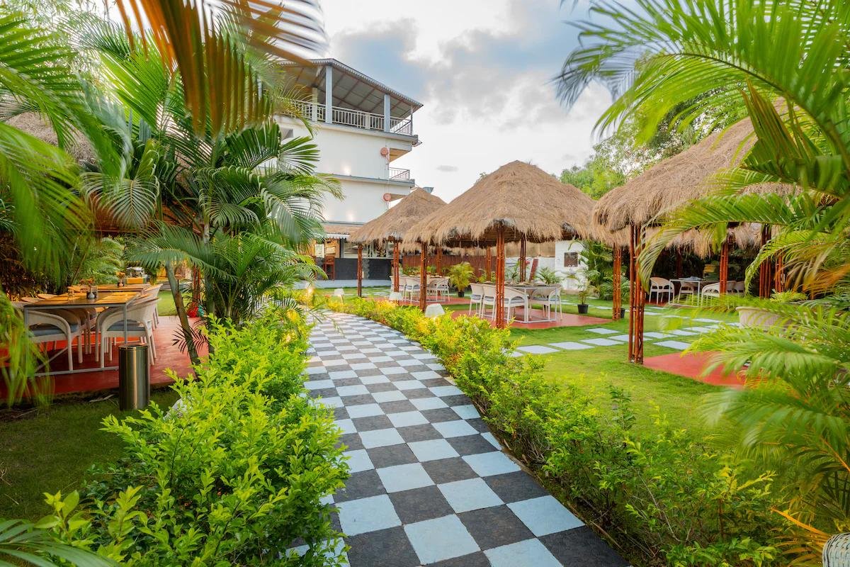 Alaya Stays, Gracias Aquora      1 bhk x Solis Nature