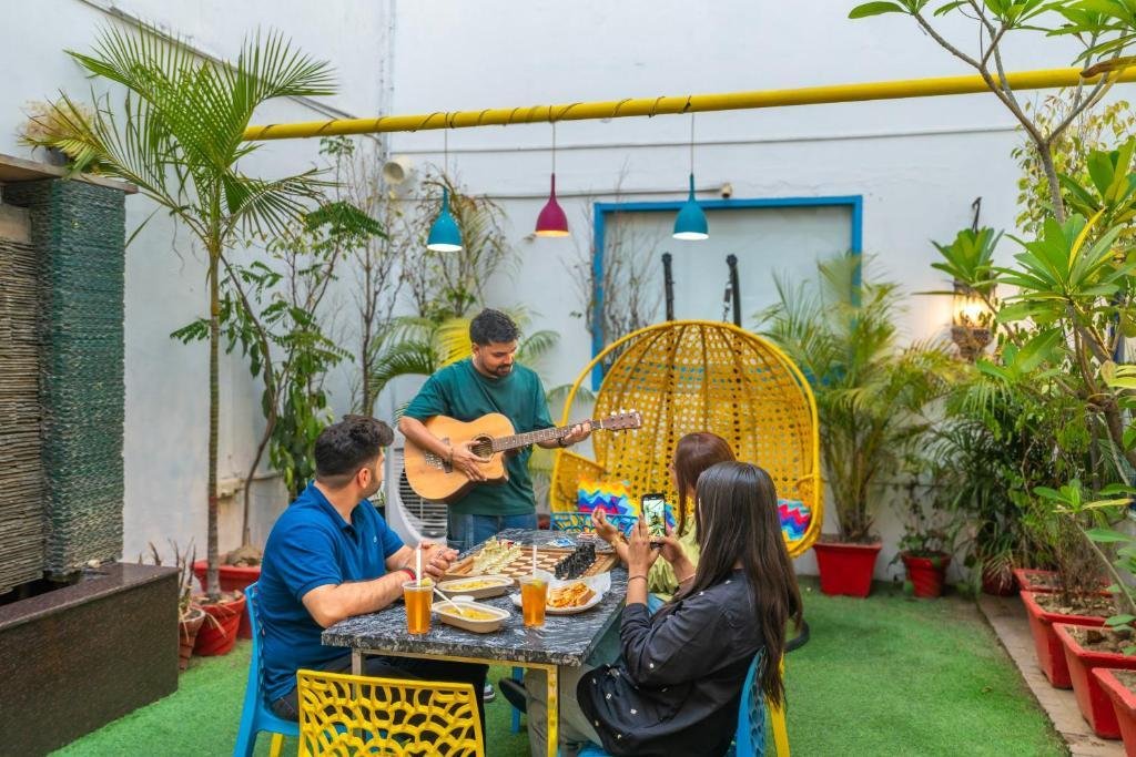 goSTOPS Delhi - Private Rooms & Dorms x Solis Nature